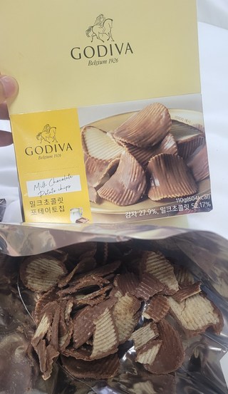 고디바 밀크 초콜릿 포테이토 칩과 커피 한 잔