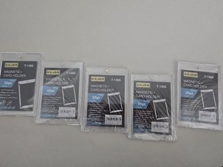 OnB 아크릴 카드 프로텍터 탑로더 하드타입 자석 케이스에 카드를 보관한 모습