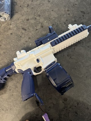 전동물총 M416의 튼튼한 조립 상태와 세련된 블루 컬러를 보여주는 사진