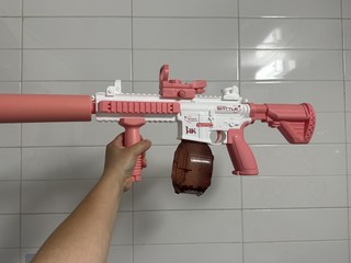 아이가 전동물총 M416을 들고 즐거워하는 모습