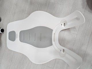 해피달링 아기 비데를 세면대에 거치한 모습
