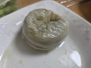 끓는 만둣국에 담두 왕만두가 들어간 모습