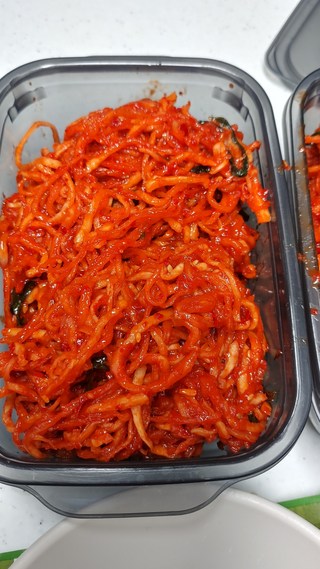 반찬단지 오그락지 접시에 담은 모습
