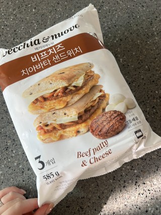 따뜻하게 데워진 베키아에누보 비프치즈 치아바타 샌드위치 클로즈업