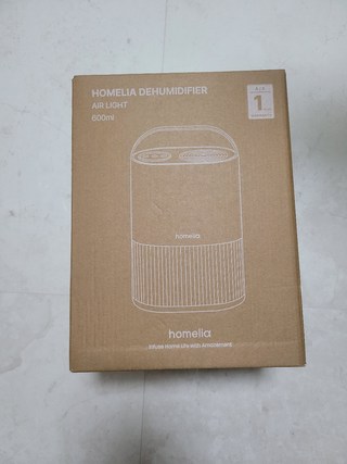 홈리아 원룸 제습기 에어라이트 500ml 심플한 디자인과 조작 버튼