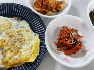 밥 위에 올려진 반찬단지 오그락지