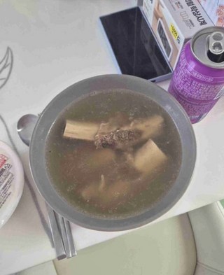 사미헌 갈비탕 (냉동) 접시에 담긴 모습, 먹음직스러운 갈비와 국물