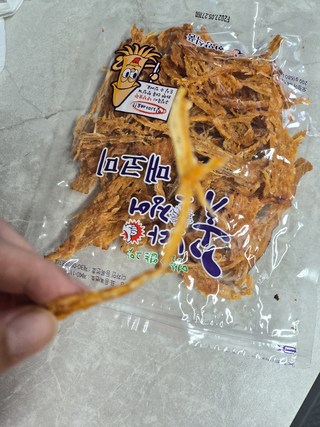 한양식품 꽃보다 오징어 매코미, 200g, 1팩 접시에 담긴 모습