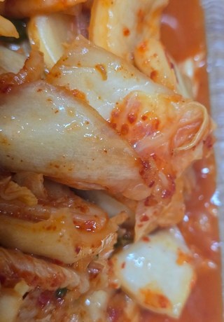 배송 직후 신선한 상태의 조선호텔 썰은김치 근접 사진