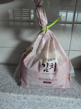 그릇에 정갈하게 담긴 조선호텔 썰은배추김치 모습