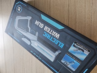 다다랜드 하이퍼엣지 대형 물탱크 전동 물총 너프건을 들고 즐거워하는 아이의 모습