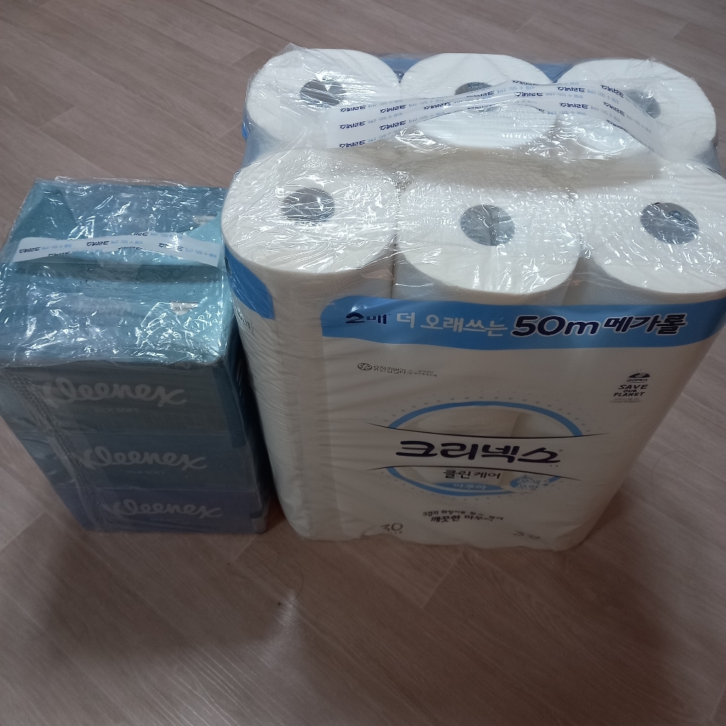 크리넥스 클린케어 아쿠아메가롤 천연펄프 3겹 고급롤화장지 이미지 2