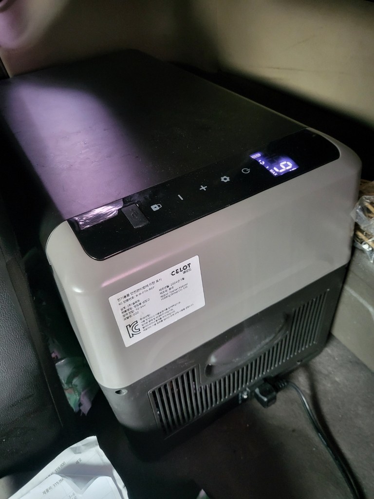 공식수입/공식A/S점 알피쿨 캠핑용 차량용 냉장고 21리터 얼음 트레이 ... 개봉기 | 실사용 후기 - 상품 이미지 4