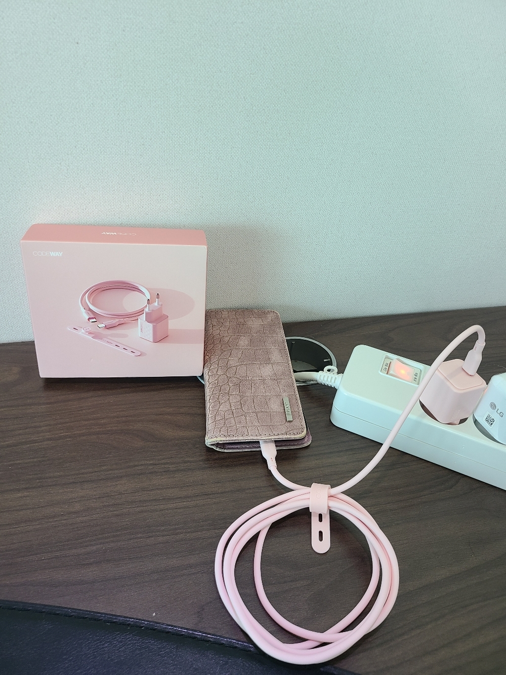 코드웨이 C타입 30W 초고속 충전기 + 60W C to C 1.8m 케... 개봉기 | 실사용 후기 - 상품 이미지 4