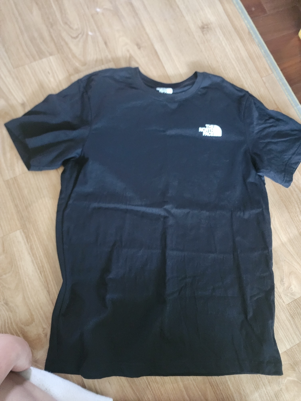 노스페이스 남녀공용 면 기본 반팔 앞뒤 스몰 로고 블랙 티셔츠 이미지 4