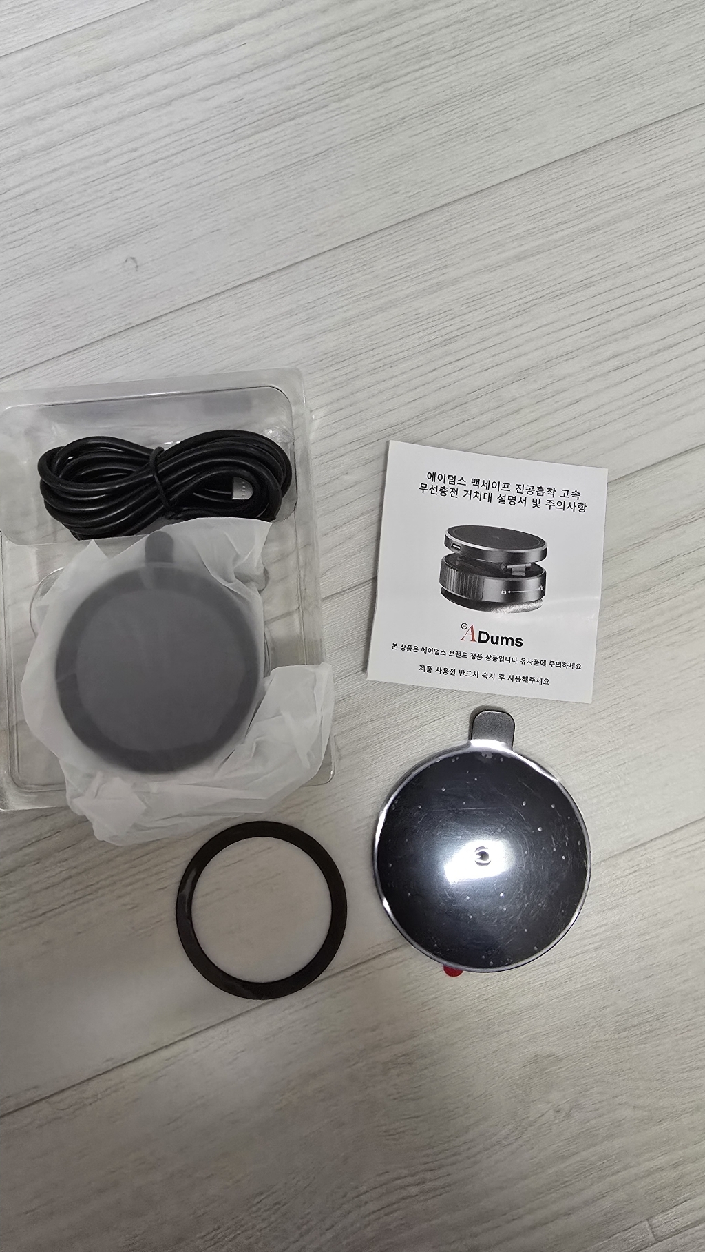 에이덤스 진공흡착 차량용 맥세이프 고속 무선충전 핸드폰 거치대 이미지 3