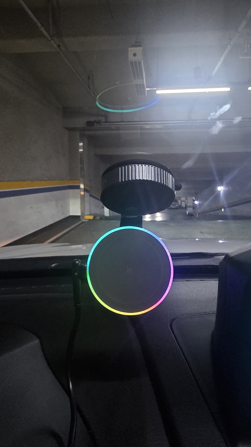 에이덤스 진공흡착 차량용 맥세이프 고속 무선충전 핸드폰 거치대 이미지 2