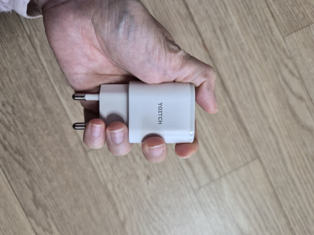 요이치 듀크K 아이폰 갤럭시 2.1A 듀얼 USB 충전기 개봉기 | 실사용 후기 - 상품 이미지 4