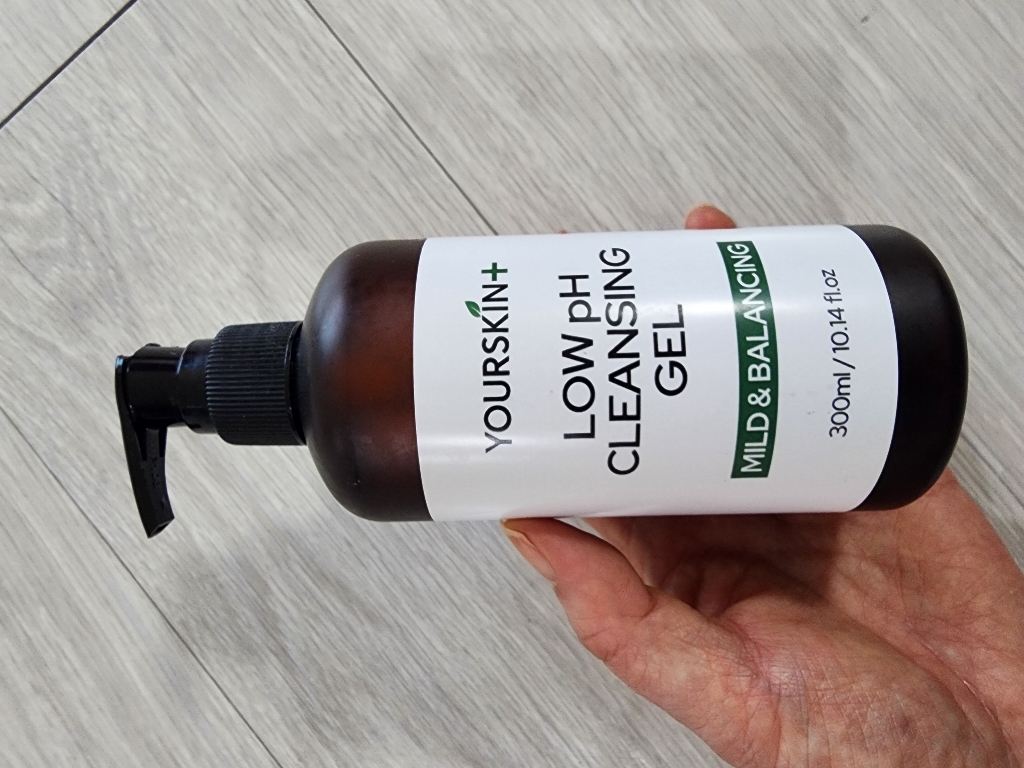 유어스킨플러스 약산성 로우 피에이치 클렌징 젤 300ml 이미지 3