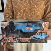 電池供電遙控越野車-藍色(英文開窗盒):如圖 × 1個