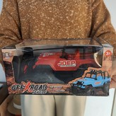 電池供電遙控越野車-紅色(英文開窗盒):如圖 × 1個