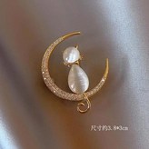 彎月貓咪胸針 × 1個