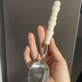 琉璃紫鈴蘭-奶白珠光勺:如圖 × 1個