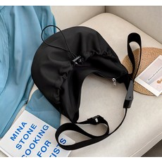 MALANG JELLY 抽褶斜背包, 黑色