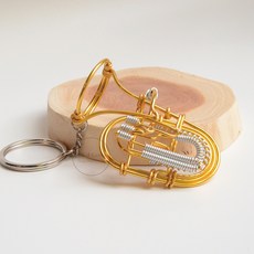 Wire Lover Art studio 鋁線樂器 低音號 造型鑰匙圈 金屬質感 手工製作 音樂愛好者, 詳見包裝