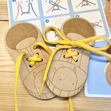 河神幼兒教玩具。木製綁鞋帶穿鞋練習板-生活自理教具, 棕色與黃色