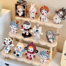 台灣現貨 純實木多層階梯收納架 桌面展示架 潮玩手辦盲盒泡泡瑪特模型公仔多肉植物花架桌面置物架防滑家居裝飾收納神器, 木質三層置物架