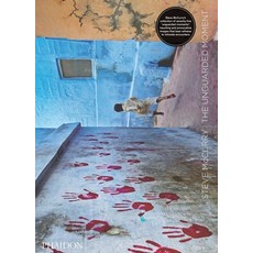 (英文圖書) The Unguarded Moment: Thirty Years of Photographs by Steve McCurry 平裝版, Phaidon Press, 英文