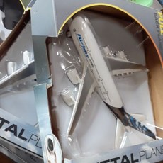 聲光合金迴力A380飛機模型 (附展示盒), 盒損聲音燈光正常（顏色隨機）