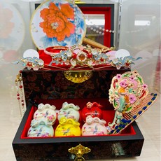 女生神明敬獻拜拜用品