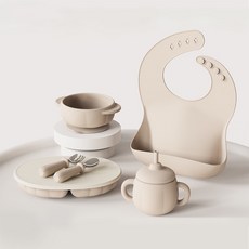 台灣現貨 FDA檢驗合格 寶寶餐具組 (吸盤餐盤、矽膠兜、零食杯、水杯) 週歲/彌月禮盒, 米色, 吸盤餐盤、矽膠兜、零食杯、水杯