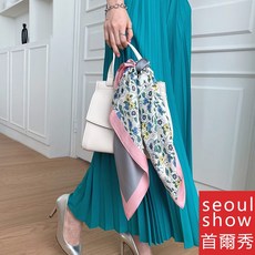seoul show 花卉圖案仿真絲緞面方領巾