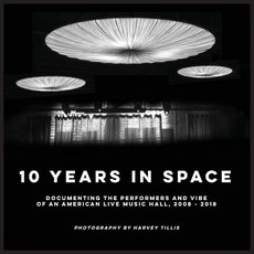 (英文圖書) 10 Years In SPACE: Documenting The Performers And Vibe Of An American Live Music Hall 2008 -... 平裝版, Tillis & Tillis, In., 英文