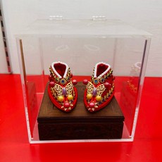 女神明拜拜敬獻繡花鞋胭脂水粉