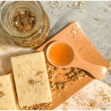 蜂蜜洋甘菊高保濕精油皂，蜂蜜洋甘菊精華，深層滋潤保濕，溫和清潔，100g，單入, 100g, 1個