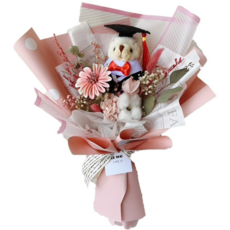 LoveOneFlowers-玉明花坊 乾燥花永生花畢業花束，搭配畢業熊，淺色系清新風格，畢業送禮首選, 淺粉色系