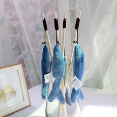 小小毛孩 Littlepoppet 寵物玩具 柔軟舒適 內置鈴鐺, 質感小魚逗貓棒, 1支