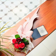 ASPASIA Illiana緞帶玫瑰香皂花束 + 獎狀卡 + 留言插牌, 紅色, 1個