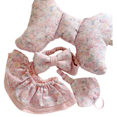 Lianne Baby文藝粉碎花 彌月禮盒四件組 蝴蝶枕 + 荷葉圍兜 + 寶寶髮帶 + 奶嘴鍊套 粉色 600g, 1組