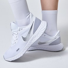 NIKE 耐吉 女款Revolution 5路跑鞋