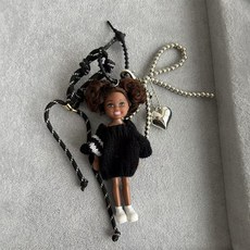 Dorim 奢華黑色穿搭汽車娃娃鑰匙圈, 1個, 寬鬆針織衫