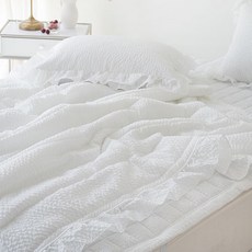 花紋絎縫泡泡紗荷葉邊夏季薄被, White
