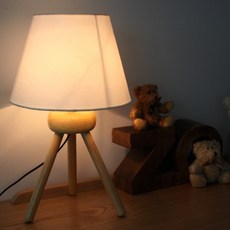 Boseong照明三腳原木燈架, 原木