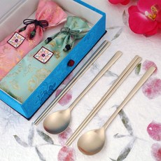 GOZIPMALL 刺繡素面Bangjja鍮器匙筷組 A款, 匙筷2副,筷子2雙,福袋1對,刺繡緞帶錦盒隨機,保證書, 1個