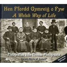 A Welsh Way of Life \ Hen Ffordd Cymreig O Fyw: Photographs \ Ffotograffau Paperback, Lolfa