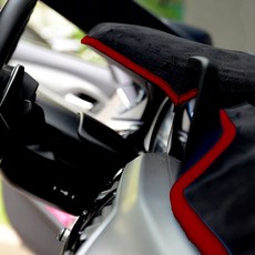 블루코드 섀미 논슬립 차량용 대쉬보드커버 메탈로고 블랙 + 레드, BMW, 5시리즈(G30) 2017년~2018년(HUD 무/센터스피커 유)